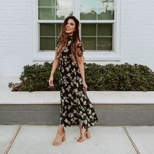NWT Lulus Floral Dressed Up Black Floral Midi